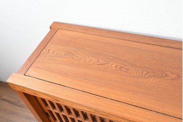 中古　美品　欅(ケヤキ)無垢材　美しい杢目と格子戸が上品な水屋箪笥サイドボード　(R-088653)