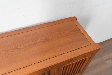 中古　美品　欅(ケヤキ)無垢材　美しい杢目と格子戸が上品な水屋箪笥サイドボード　(R-088653)
