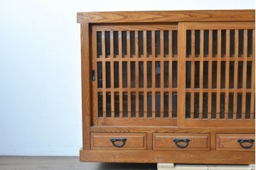 中古　美品　欅(ケヤキ)無垢材　美しい杢目と格子戸が上品な水屋箪笥サイドボード　(R-088653)