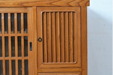 中古　美品　欅(ケヤキ)無垢材　美しい杢目と格子戸が上品な水屋箪笥サイドボード　(R-088653)