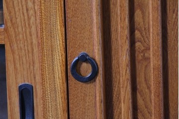 中古　美品　欅(ケヤキ)無垢材　美しい杢目と格子戸が上品な水屋箪笥サイドボード　(R-088653)