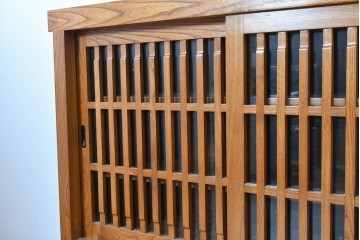 中古　美品　欅(ケヤキ)無垢材　美しい杢目と格子戸が上品な水屋箪笥サイドボード　(R-088653)