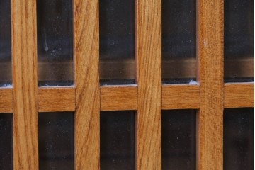 中古　美品　欅(ケヤキ)無垢材　美しい杢目と格子戸が上品な水屋箪笥サイドボード　(R-088653)