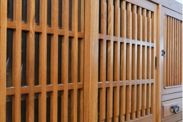 中古　美品　欅(ケヤキ)無垢材　美しい杢目と格子戸が上品な水屋箪笥サイドボード　(R-088653)