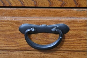 中古　美品　欅(ケヤキ)無垢材　美しい杢目と格子戸が上品な水屋箪笥サイドボード　(R-088653)