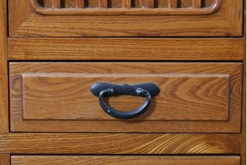 中古　美品　欅(ケヤキ)無垢材　美しい杢目と格子戸が上品な水屋箪笥サイドボード　(R-088653)