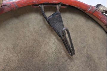 イギリスアンティーク　赤と黒のラインが印象的なドラム　※ディスプレイ用　(R-088656)
