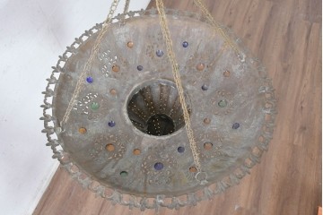 《引っ掛けシーリング式ペンダントライト加工費込み》　ヴィンテージ照明　モロッコ　真鍮製　色ガラス飾りと透かし装飾が美しい大型の吊り下げ照明　(R-088662)