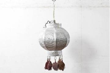 中古　モロッコ　メタル製の透かし模様とタッセルが華やかなコンセント式吊り下げ照明　(R-088663)