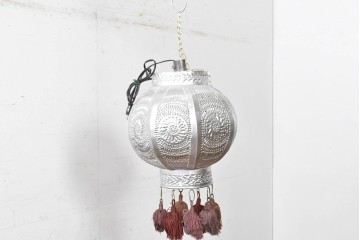 中古　モロッコ　メタル製の透かし模様とタッセルが華やかなコンセント式吊り下げ照明　(R-088663)