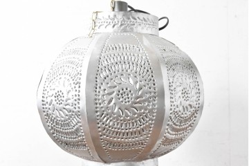 中古　モロッコ　メタル製の透かし模様とタッセルが華やかなコンセント式吊り下げ照明　(R-088663)