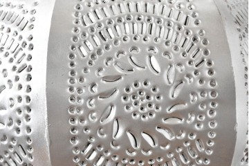 中古　モロッコ　メタル製の透かし模様とタッセルが華やかなコンセント式吊り下げ照明　(R-088663)