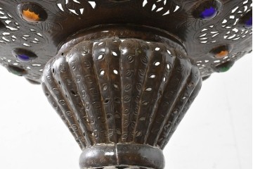 《引っ掛けシーリング式ペンダントライト加工費込み》　ヴィンテージ照明　モロッコ　真鍮製　色ガラス飾りと透かし装飾が美しい大型の吊り下げ照明　(R-088667)