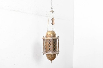 《引っ掛けシーリング式ペンダントライト加工費込み》　アラビアンヴィンテージ　工芸品　真鍮製　透かし細工が美しい色ガラス入り八角ペンダントライト　(R-088668)