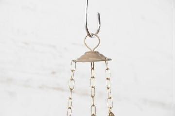 《引っ掛けシーリング式ペンダントライト加工費込み》　アラビアンヴィンテージ　工芸品　真鍮製　透かし細工が美しい色ガラス入り八角ペンダントライト　(R-088668)