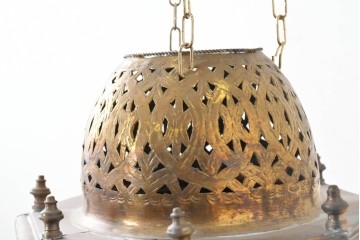 《引っ掛けシーリング式ペンダントライト加工費込み》　アラビアンヴィンテージ　工芸品　真鍮製　透かし細工が美しい色ガラス入り八角ペンダントライト　(R-088668)