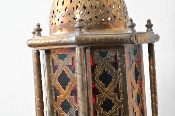 《引っ掛けシーリング式ペンダントライト加工費込み》　アラビアンヴィンテージ　工芸品　真鍮製　透かし細工が美しい色ガラス入り八角ペンダントライト　(R-088668)