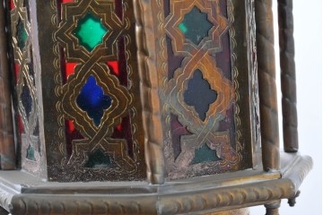 《引っ掛けシーリング式ペンダントライト加工費込み》　アラビアンヴィンテージ　工芸品　真鍮製　透かし細工が美しい色ガラス入り八角ペンダントライト　(R-088668)