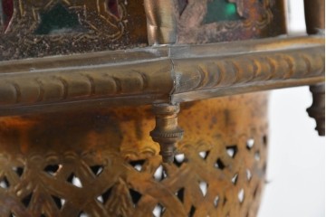 《引っ掛けシーリング式ペンダントライト加工費込み》　アラビアンヴィンテージ　工芸品　真鍮製　透かし細工が美しい色ガラス入り八角ペンダントライト　(R-088668)