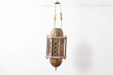 《引っ掛けシーリング式ペンダントライト加工費込み》　アラビアンヴィンテージ　工芸品　真鍮製　透かし細工が美しい色ガラス入り八角ペンダントライト　(R-088669)