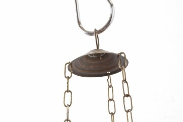 《引っ掛けシーリング式ペンダントライト加工費込み》　アラビアンヴィンテージ　工芸品　真鍮製　透かし細工が美しい色ガラス入り八角ペンダントライト　(R-088669)