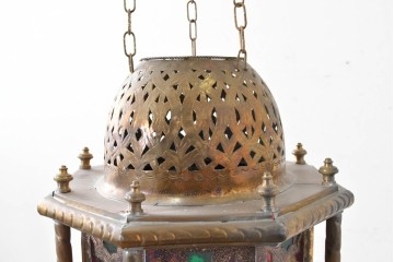 《引っ掛けシーリング式ペンダントライト加工費込み》　アラビアンヴィンテージ　工芸品　真鍮製　透かし細工が美しい色ガラス入り八角ペンダントライト　(R-088669)