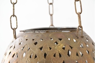 《引っ掛けシーリング式ペンダントライト加工費込み》　アラビアンヴィンテージ　工芸品　真鍮製　透かし細工が美しい色ガラス入り八角ペンダントライト　(R-088669)