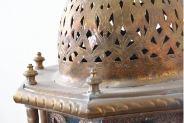 《引っ掛けシーリング式ペンダントライト加工費込み》　アラビアンヴィンテージ　工芸品　真鍮製　透かし細工が美しい色ガラス入り八角ペンダントライト　(R-088669)