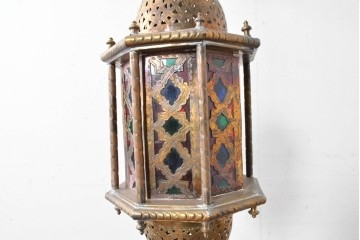 《引っ掛けシーリング式ペンダントライト加工費込み》　アラビアンヴィンテージ　工芸品　真鍮製　透かし細工が美しい色ガラス入り八角ペンダントライト　(R-088669)