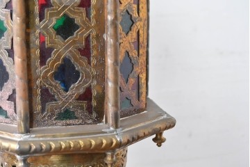 《引っ掛けシーリング式ペンダントライト加工費込み》　アラビアンヴィンテージ　工芸品　真鍮製　透かし細工が美しい色ガラス入り八角ペンダントライト　(R-088669)