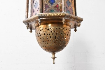 《引っ掛けシーリング式ペンダントライト加工費込み》　アラビアンヴィンテージ　工芸品　真鍮製　透かし細工が美しい色ガラス入り八角ペンダントライト　(R-088669)