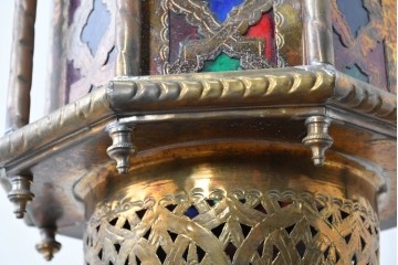 《引っ掛けシーリング式ペンダントライト加工費込み》　アラビアンヴィンテージ　工芸品　真鍮製　透かし細工が美しい色ガラス入り八角ペンダントライト　(R-088669)