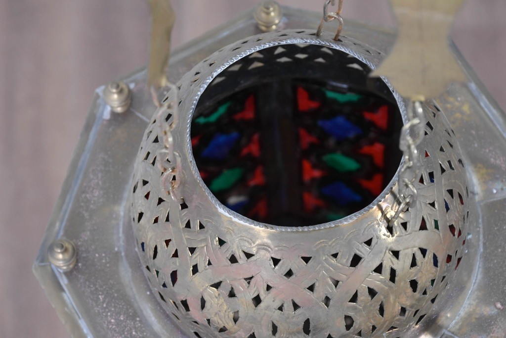 《引っ掛けシーリング式ペンダントライト加工費込み》　アラビアンヴィンテージ　工芸品　真鍮製　透かし細工が美しい色ガラス入り八角ペンダントライト　(R-088669)
