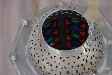 《引っ掛けシーリング式ペンダントライト加工費込み》　アラビアンヴィンテージ　工芸品　真鍮製　透かし細工が美しい色ガラス入り八角ペンダントライト　(R-088669)