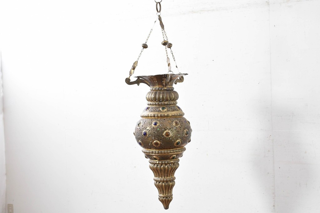 アジアンヴィンテージ　インド　高級工芸品　真鍮　宝石象嵌風の装飾が異国の宮殿を思わせる大型のランタン型ペンダントライト　(R-088670)