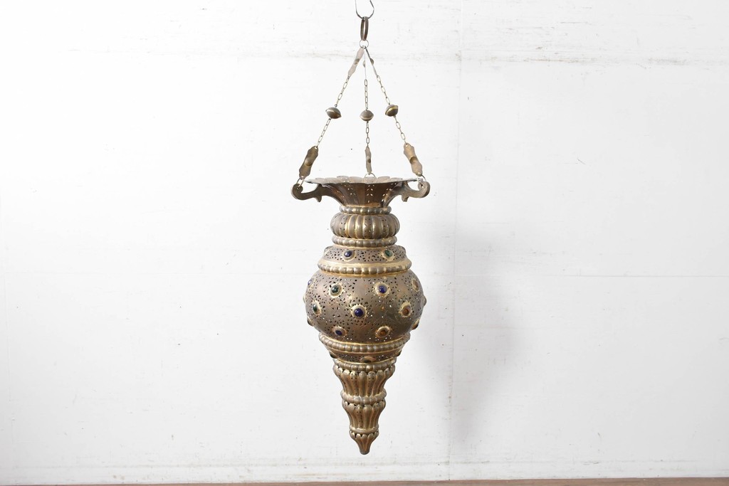 アジアンヴィンテージ　インド　高級工芸品　真鍮　宝石象嵌風の装飾が異国の宮殿を思わせる大型のランタン型ペンダントライト　(R-088670)