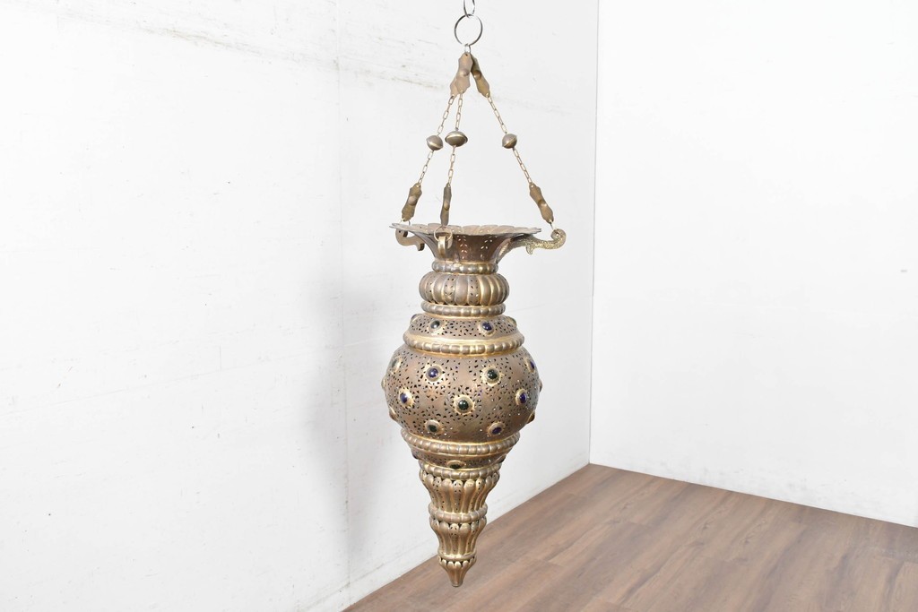アジアンヴィンテージ　インド　高級工芸品　真鍮　宝石象嵌風の装飾が異国の宮殿を思わせる大型のランタン型ペンダントライト　(R-088670)