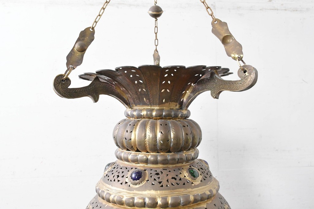 アジアンヴィンテージ　インド　高級工芸品　真鍮　宝石象嵌風の装飾が異国の宮殿を思わせる大型のランタン型ペンダントライト　(R-088670)