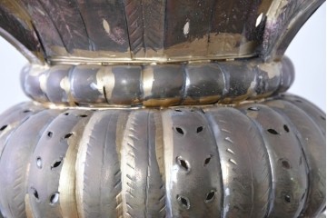 アジアンヴィンテージ　インド　高級工芸品　真鍮　宝石象嵌風の装飾が異国の宮殿を思わせる大型のランタン型ペンダントライト　(R-088670)