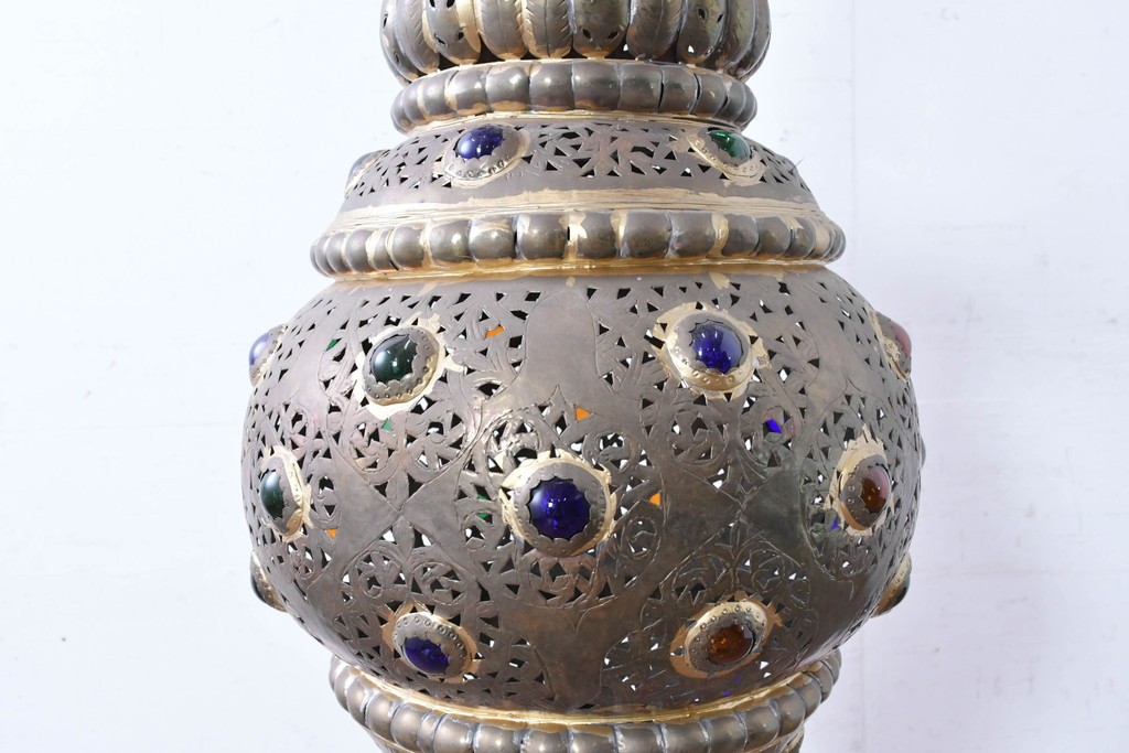 アジアンヴィンテージ　インド　高級工芸品　真鍮　宝石象嵌風の装飾が異国の宮殿を思わせる大型のランタン型ペンダントライト　(R-088670)