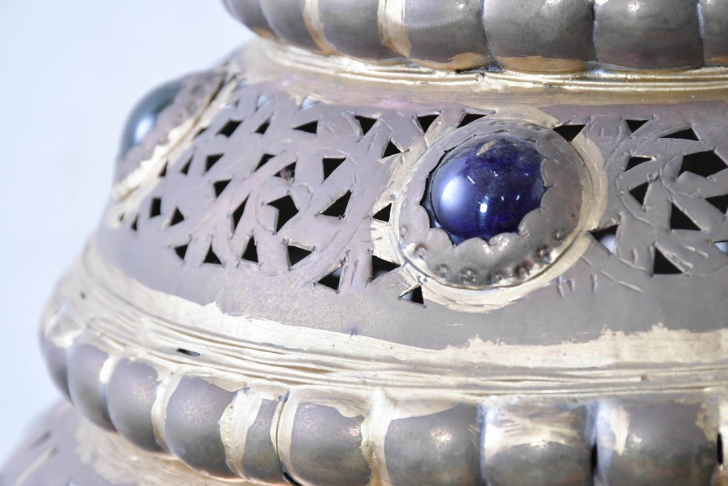 アジアンヴィンテージ　インド　高級工芸品　真鍮　宝石象嵌風の装飾が異国の宮殿を思わせる大型のランタン型ペンダントライト　(R-088670)
