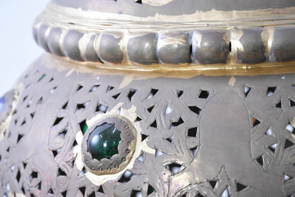 アジアンヴィンテージ　インド　高級工芸品　真鍮　宝石象嵌風の装飾が異国の宮殿を思わせる大型のランタン型ペンダントライト　(R-088670)