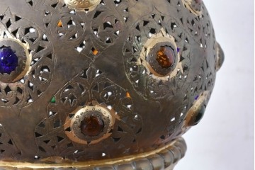 アジアンヴィンテージ　インド　高級工芸品　真鍮　宝石象嵌風の装飾が異国の宮殿を思わせる大型のランタン型ペンダントライト　(R-088670)