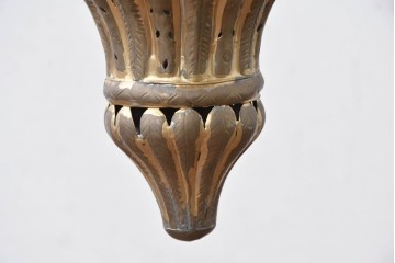 アジアンヴィンテージ　インド　高級工芸品　真鍮　宝石象嵌風の装飾が異国の宮殿を思わせる大型のランタン型ペンダントライト　(R-088670)