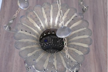 アジアンヴィンテージ　インド　高級工芸品　真鍮　宝石象嵌風の装飾が異国の宮殿を思わせる大型のランタン型ペンダントライト　(R-088670)