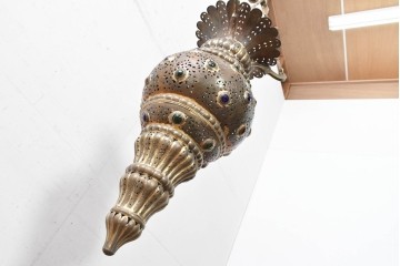 アジアンヴィンテージ　インド　高級工芸品　真鍮　宝石象嵌風の装飾が異国の宮殿を思わせる大型のランタン型ペンダントライト　(R-088670)