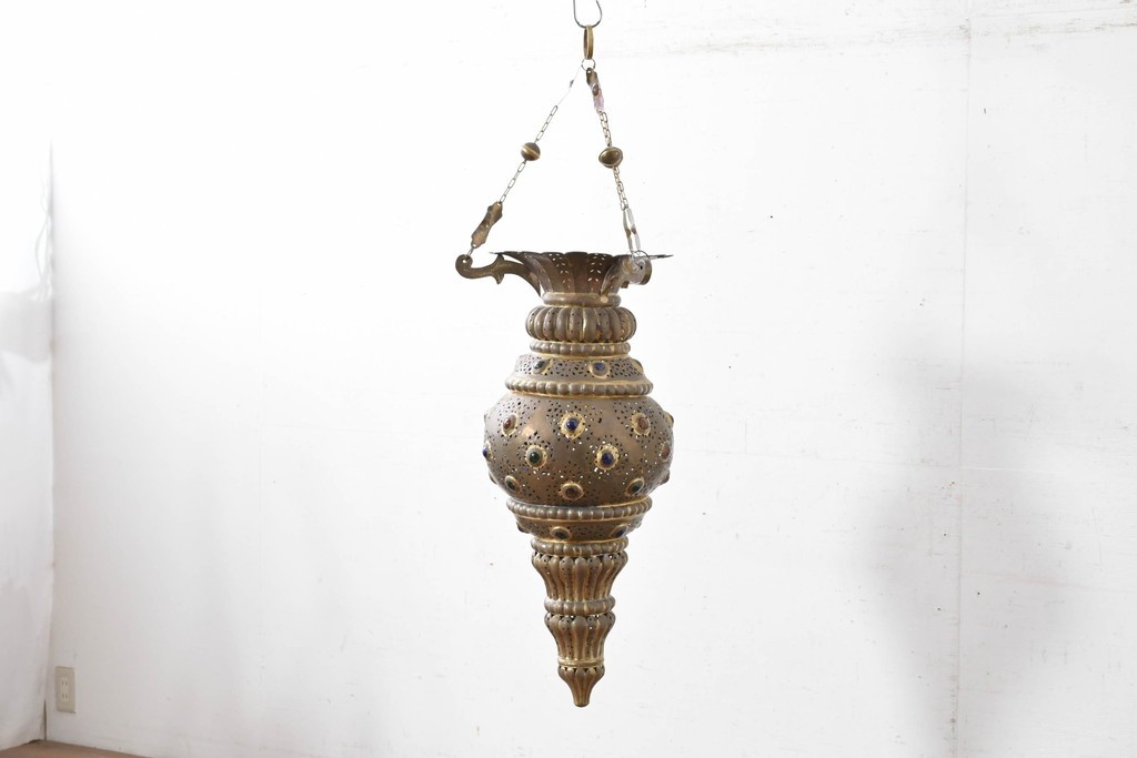 アジアンヴィンテージ　インド　高級工芸品　真鍮　宝石象嵌風の装飾が異国の宮殿を思わせる大型のランタン型ペンダントライト　(R-088671)