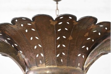 アジアンヴィンテージ　インド　高級工芸品　真鍮　宝石象嵌風の装飾が異国の宮殿を思わせる大型のランタン型ペンダントライト　(R-088671)