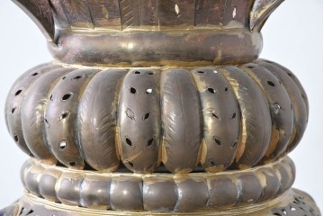 アジアンヴィンテージ　インド　高級工芸品　真鍮　宝石象嵌風の装飾が異国の宮殿を思わせる大型のランタン型ペンダントライト　(R-088671)