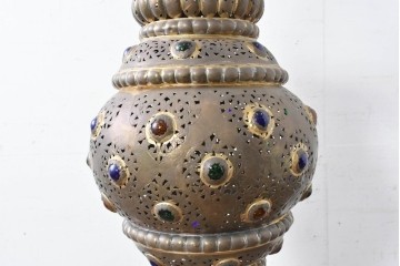 アジアンヴィンテージ　インド　高級工芸品　真鍮　宝石象嵌風の装飾が異国の宮殿を思わせる大型のランタン型ペンダントライト　(R-088671)